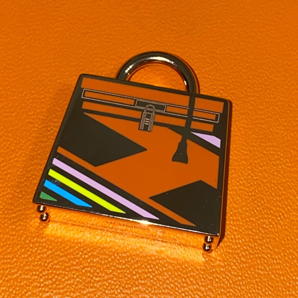 NEW HERMÈS CURIOSITE KELLY LAQUE H
VIBRATION CHARM - Picture 3 of 16